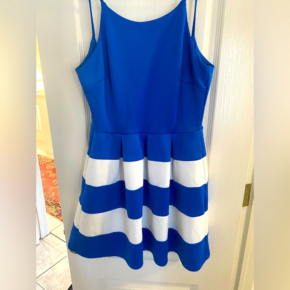 B. Darlin dark blue dress ✨size 5/6
